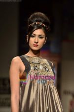 Model walks the ramp for Niki Mahajan show on Wills Lifestyle India Fashion Week 2011-Day 4 in Delhi on 9th April 2011 (125).JPG